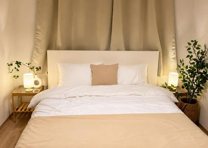 Апартаменты 10 Minutes From Hongik Station Сеул