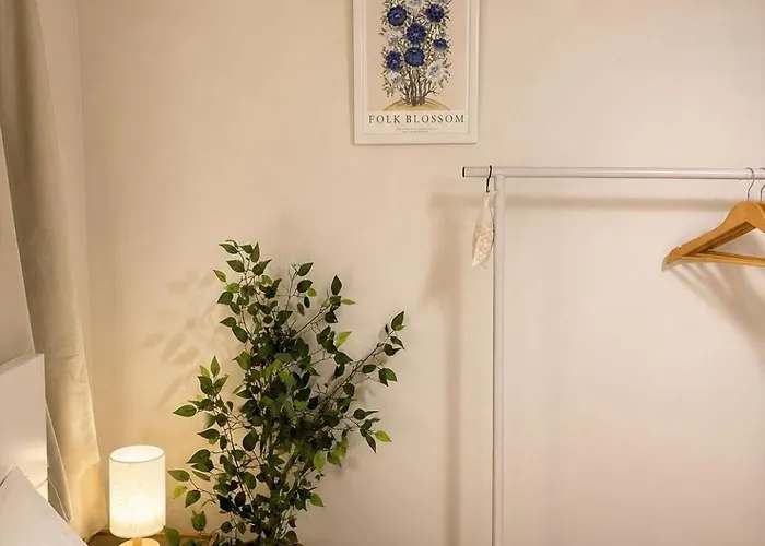 Апартаменты 10 Minutes From Hongik Station *